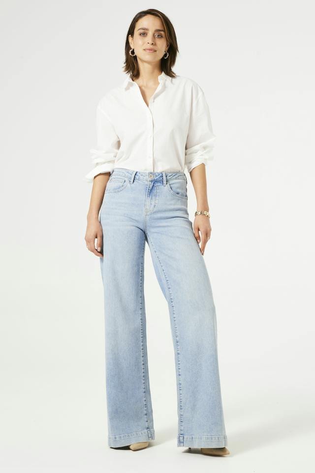 Merkbeeld van Garcia: wijde jeans met een witte blouse